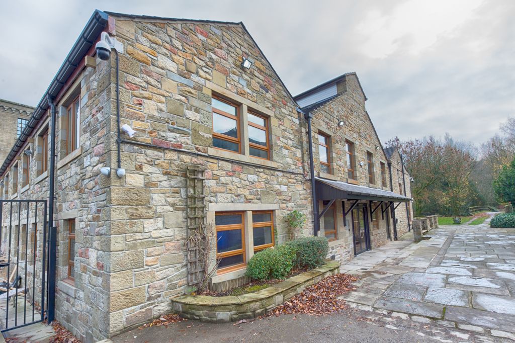 Property photo 2 of 8 Hurstwood Court 15.Jpg