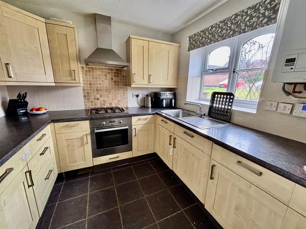 Property photo 3 of 12 Kitchen