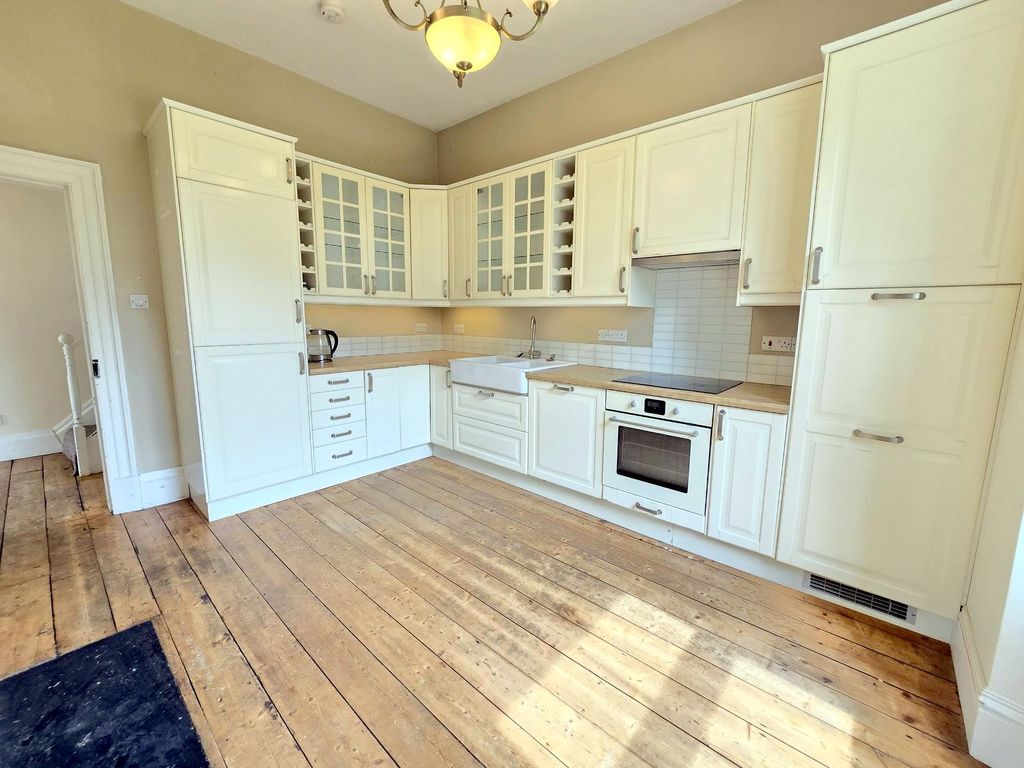 Property photo 2 of 31