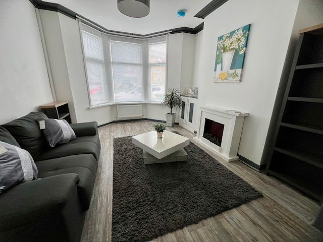 Property photo 1 of 13 Living Room