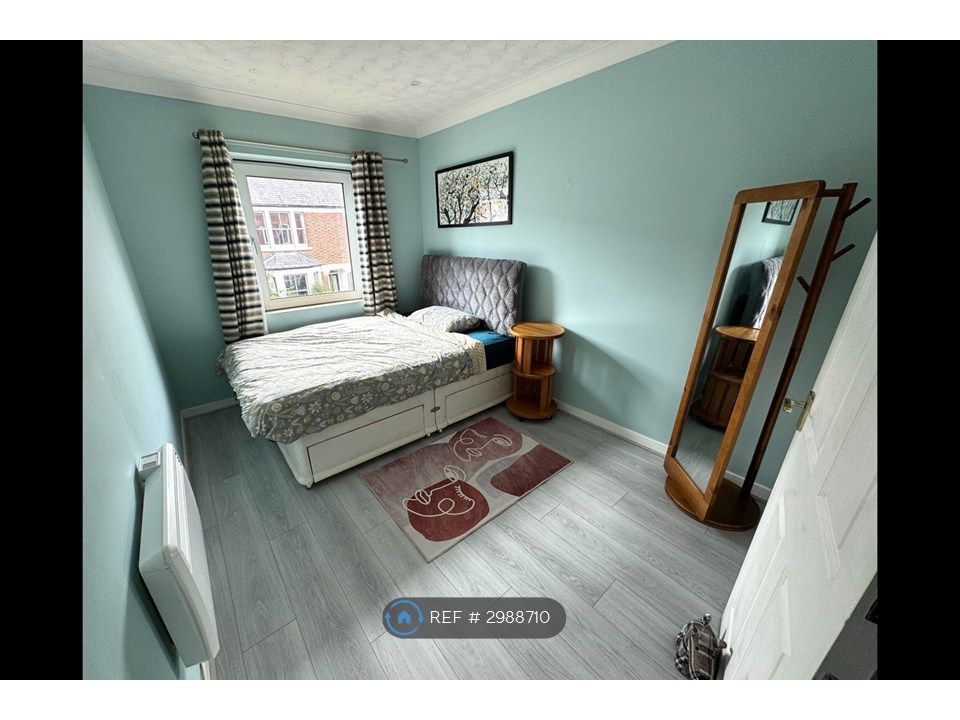Property photo 3 of 10 Bedroom (Day)