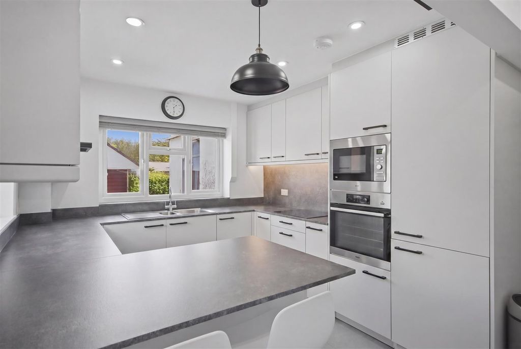 Property photo 3 of 19 Kitchen