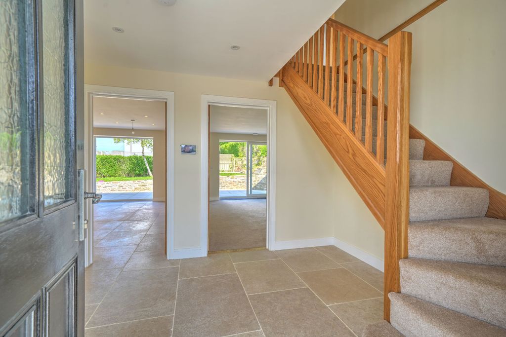 Property photo 2 of 31