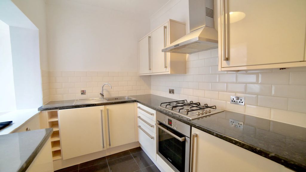 Property photo 2 of 12 Fitted Kitchen