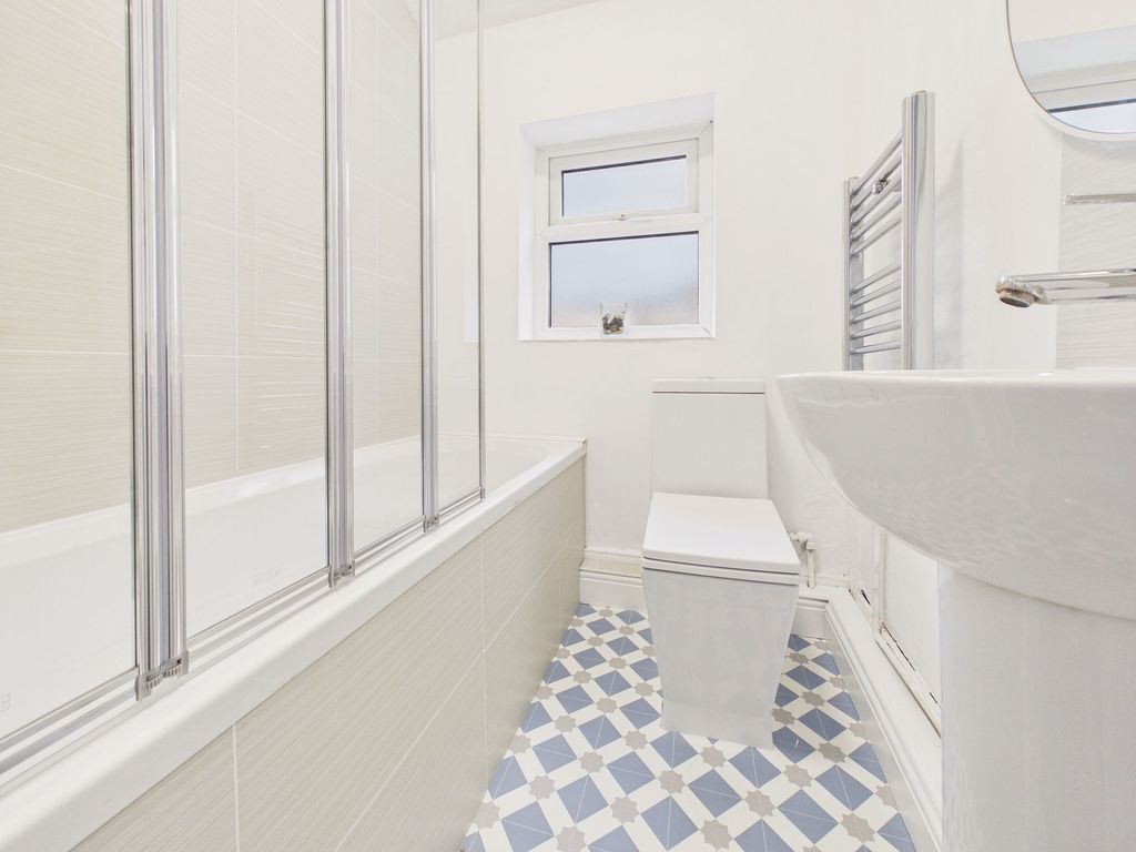 Property photo 3 of 11 Bathroom