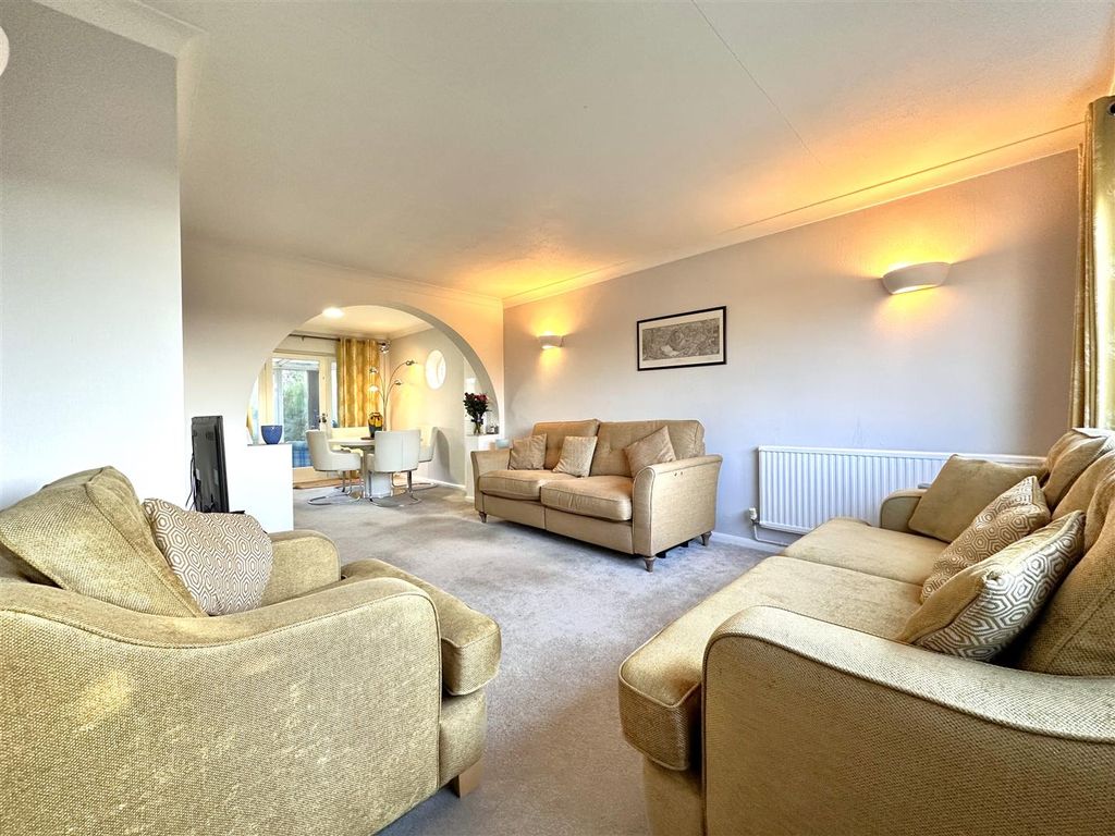 Property photo 2 of 22 Large Living Room 042