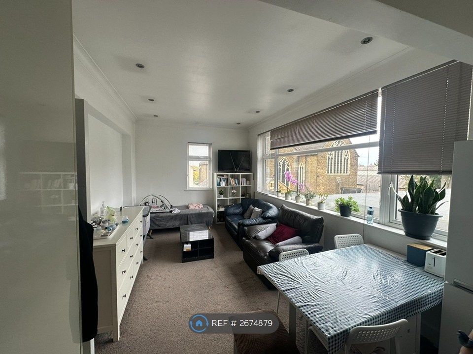 Property photo 2 of 8 Living Room / Kitchen