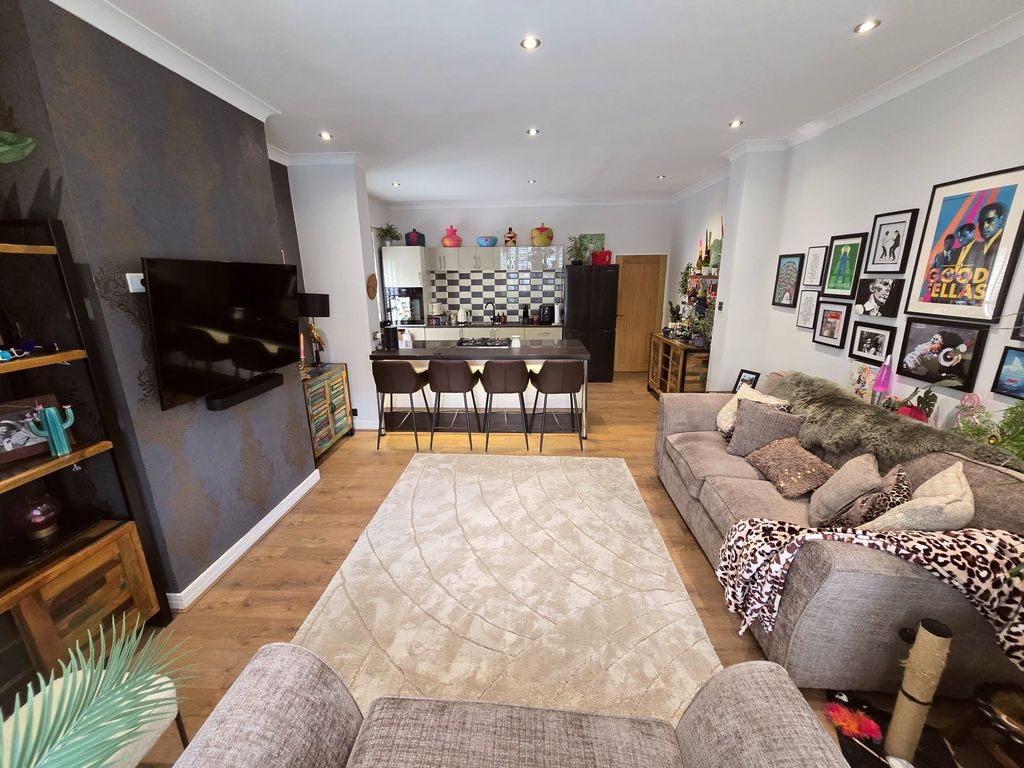 Property photo 3 of 16 Lounge