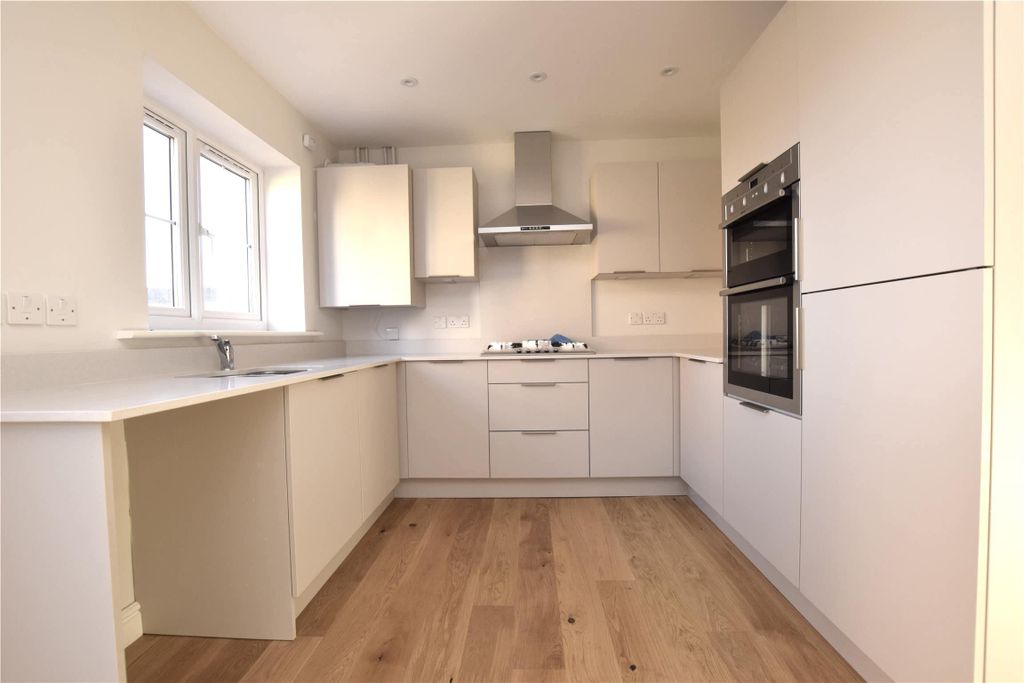 Property photo 3 of 10 Kitchen
