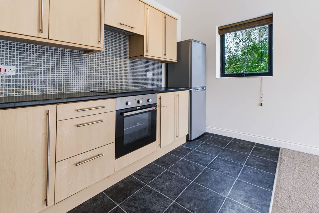 Property photo 3 of 8 Kitchen