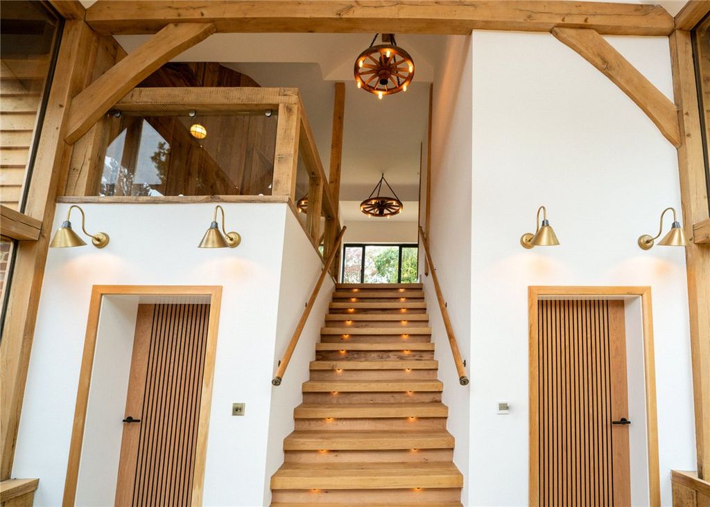 Property photo 3 of 37 Entrance Hall