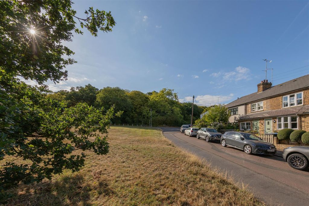 Property photo 2 of 40 Smarts Lane, Ig10