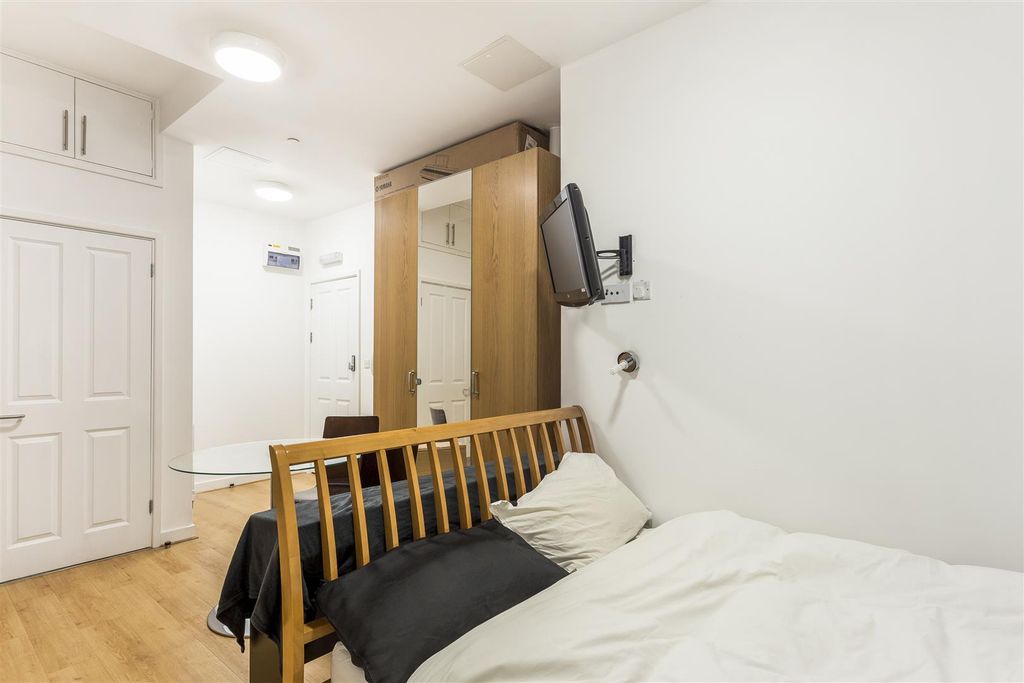Property photo 3 of 5 Lettings Hammersmith Shepherds Bush Road  - Bedroo