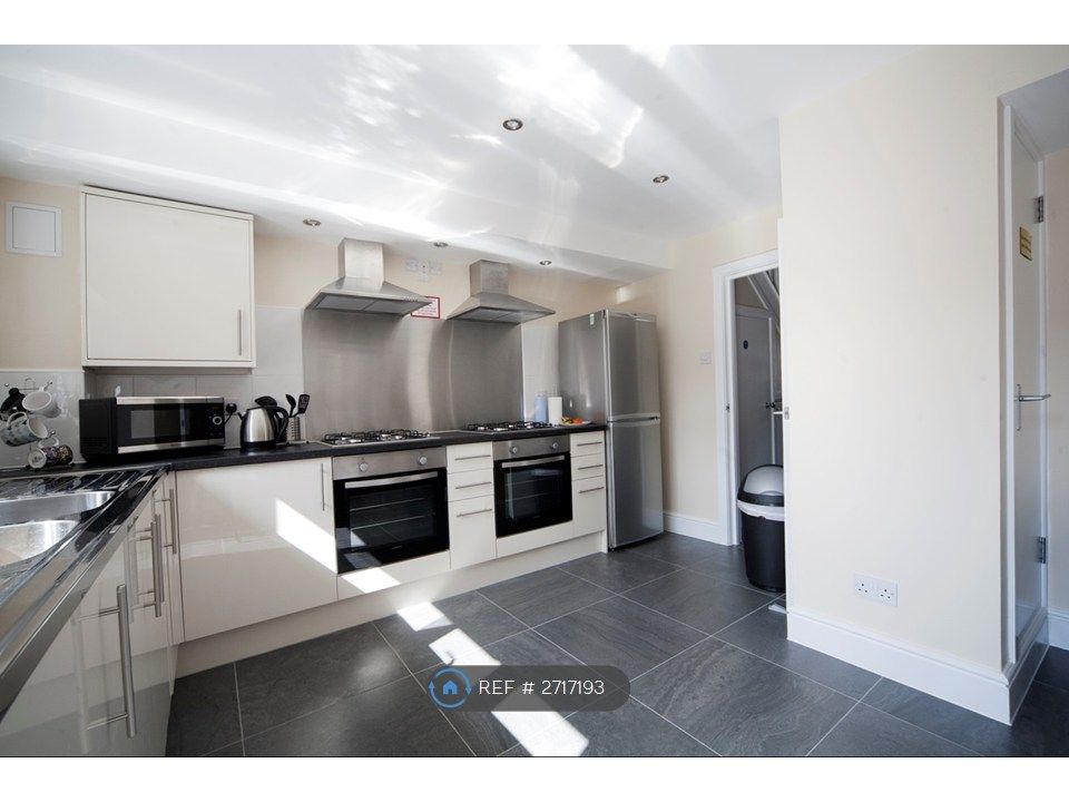Property photo 1 of 7 Spacious Kitchen