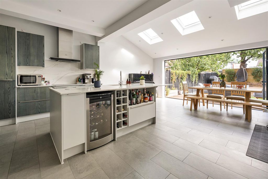 Property photo 3 of 32 Alexandra Road, E18