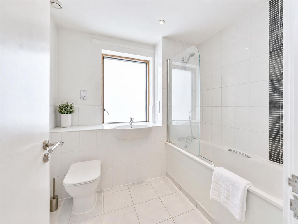 Property photo 2 of 4 Bath.Png