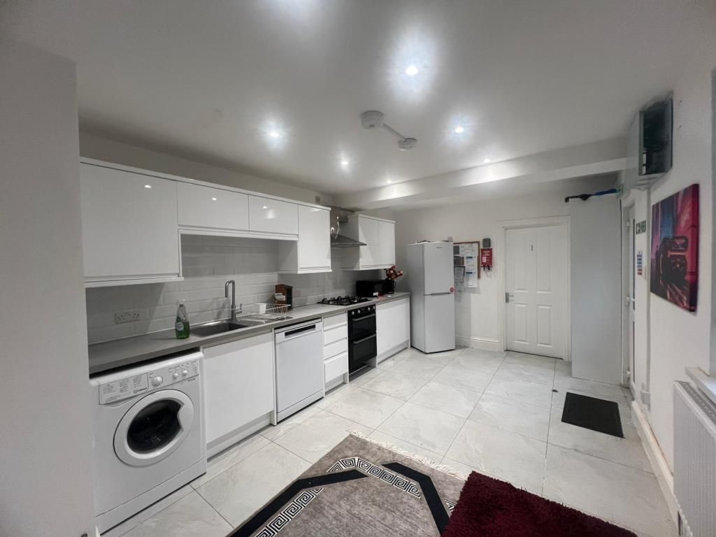 Property photo 3 of 6 Kitchen