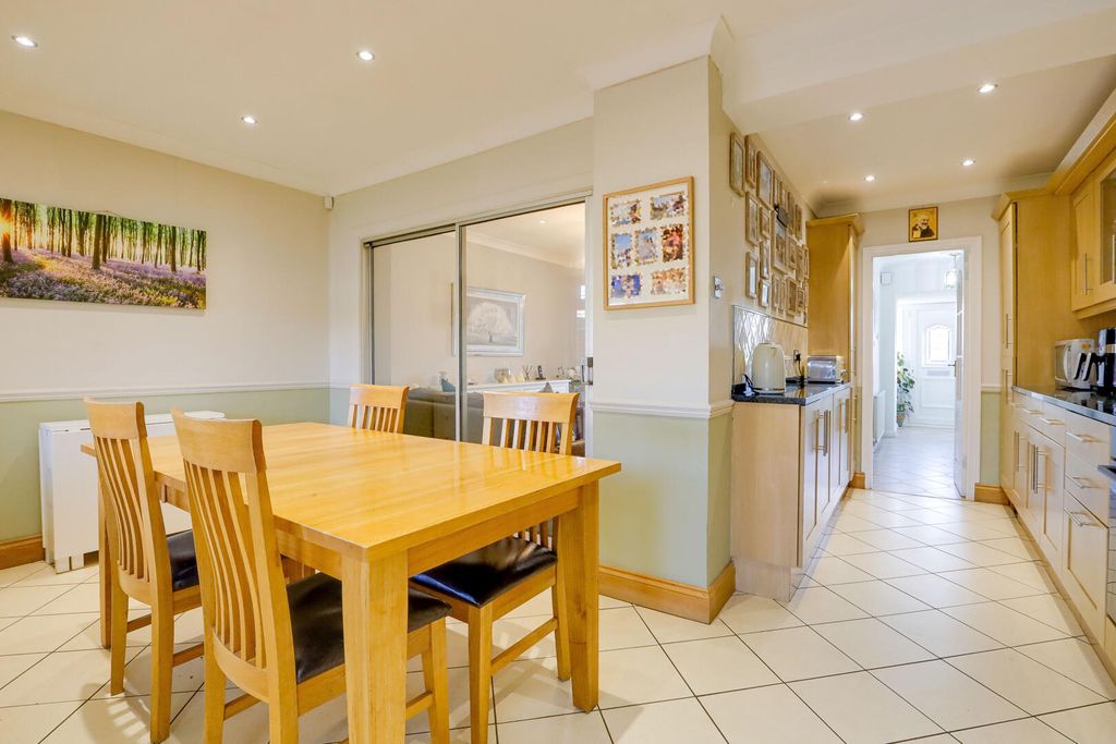 Property photo 3 of 32 Kitchen