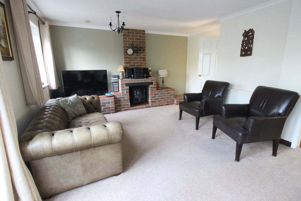 Property photo 2 of 11 Lounge 1