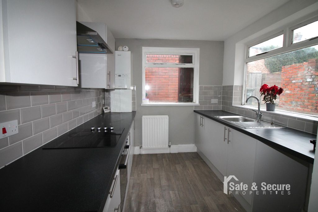 Property photo 3 of 10 Kitchen (1)