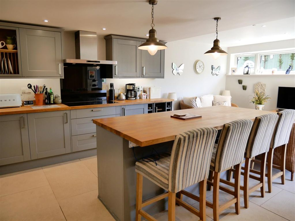 Property photo 3 of 24 Fitted Kitchen