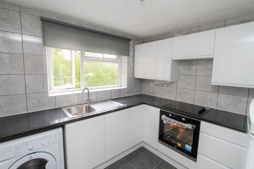 Property photo 3 of 10 Kitchen