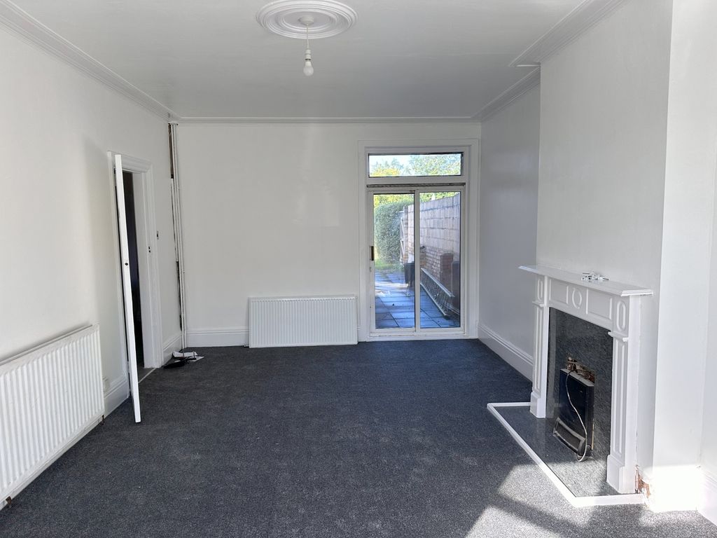 Property photo 3 of 11 Living Room