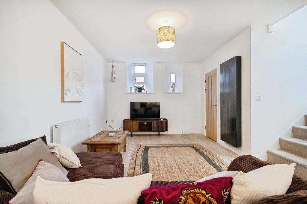 Property photo 3 of 20 Pbox-Img.Jpg