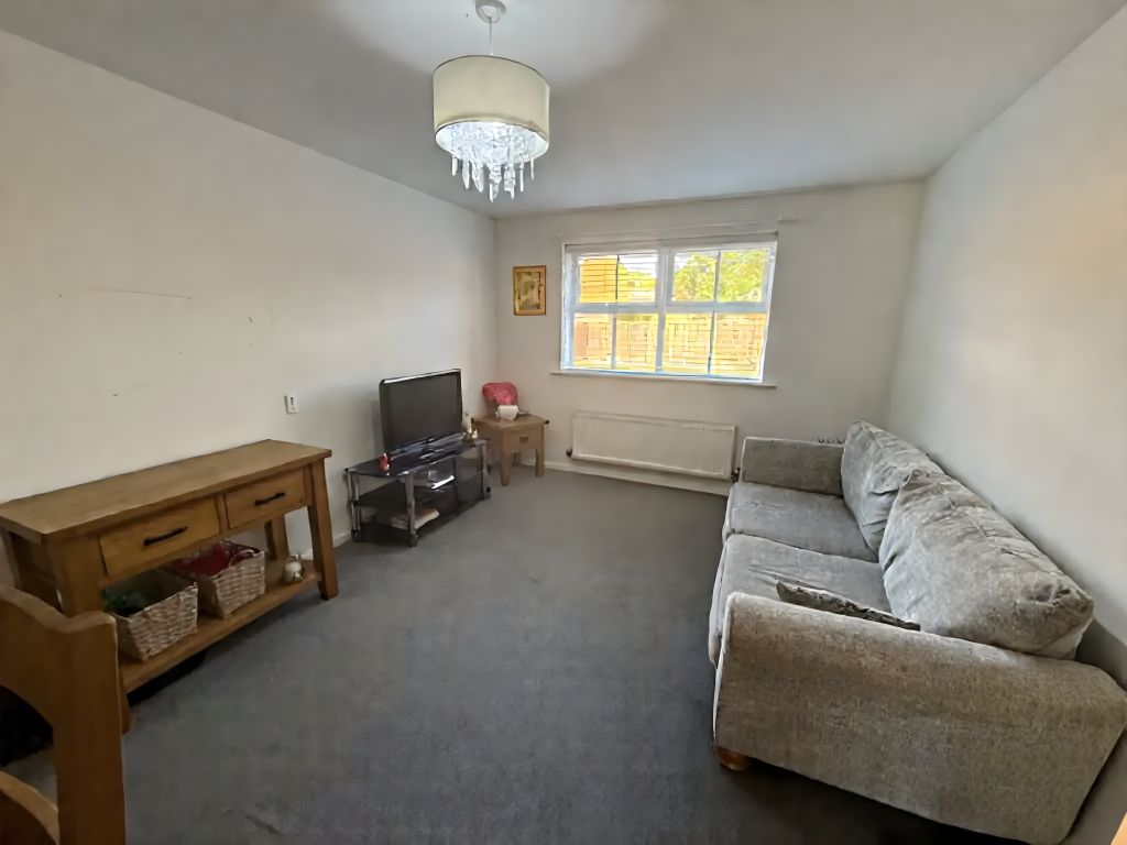 Property photo 3 of 8 Lounge