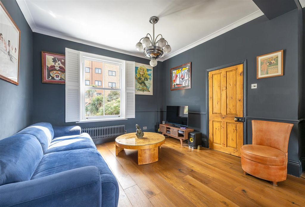 Property photo 2 of 33 Windmill Lane, E15