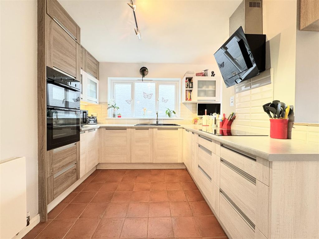 Property photo 2 of 28 Kitchen Diner