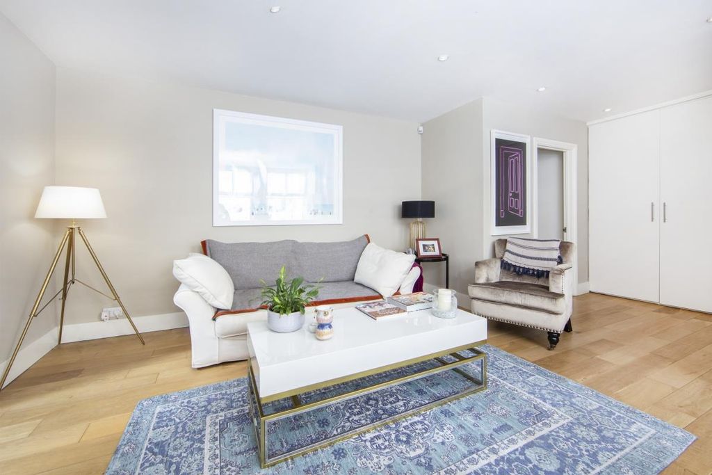 Property photo 3 of 10 Sales Hammersmith Westwick Gardens - Reception (2)