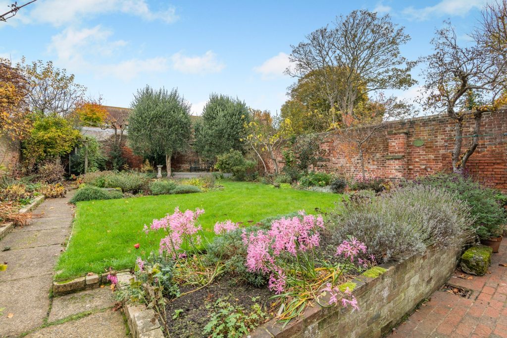 Property photo 3 of 18 Garden