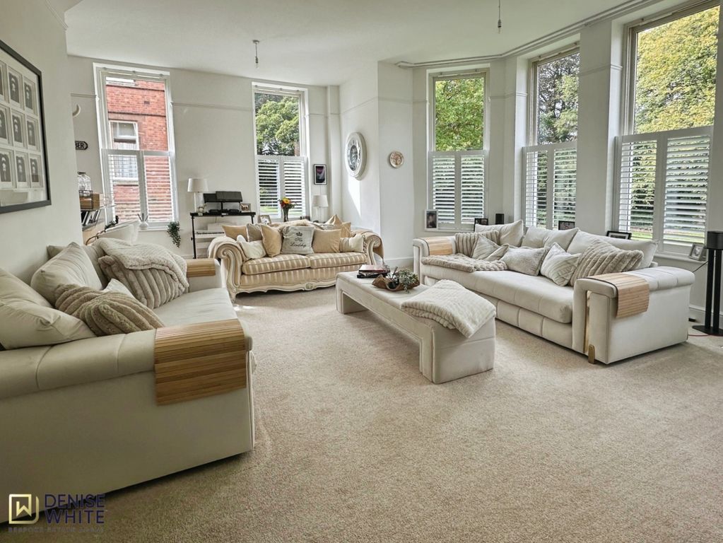 Property photo 1 of 31 Lounge