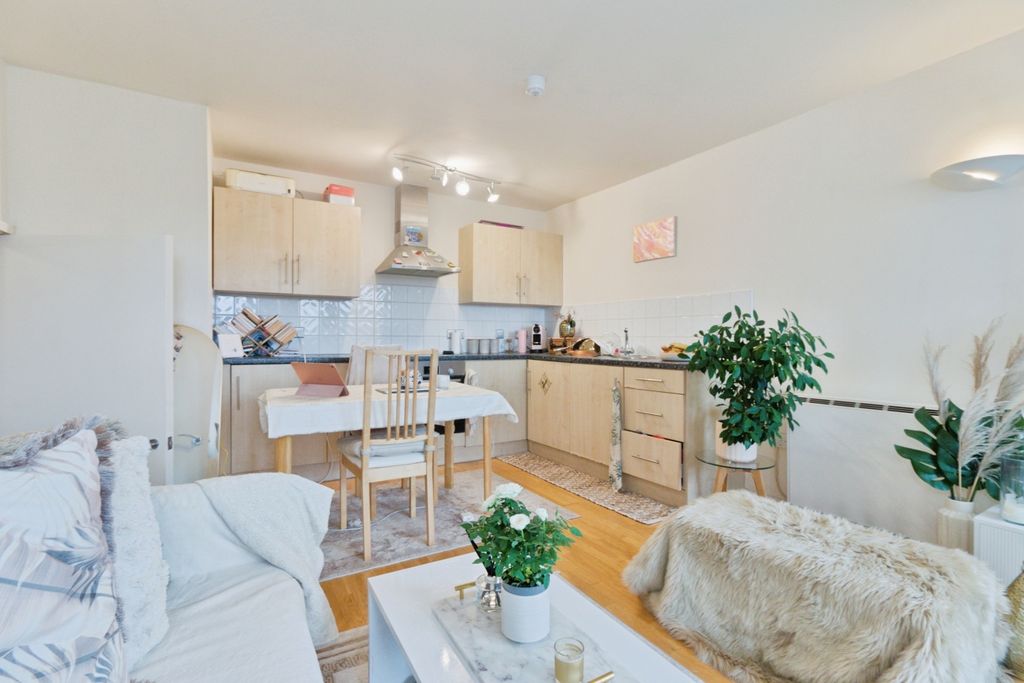 Property photo 3 of 20 Pbox-Img.Jpg
