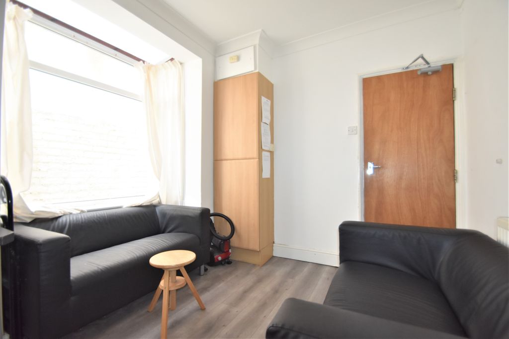 Property photo 3 of 9 Photo 02