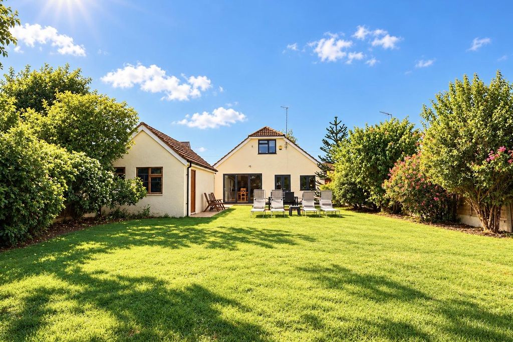 Property photo 1 of 29 Four/Five Bedroom Detached Chalet Bungalow