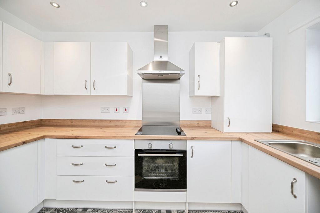 Property photo 3 of 28 Pbox-Img.Jpg