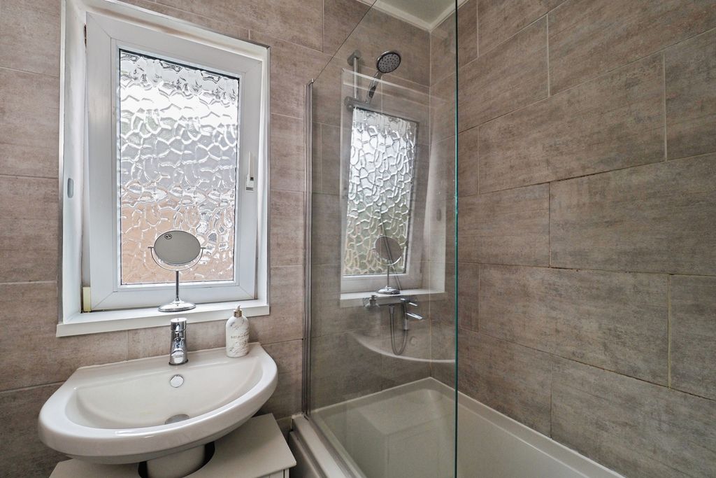 Property photo 3 of 18 Bathroom