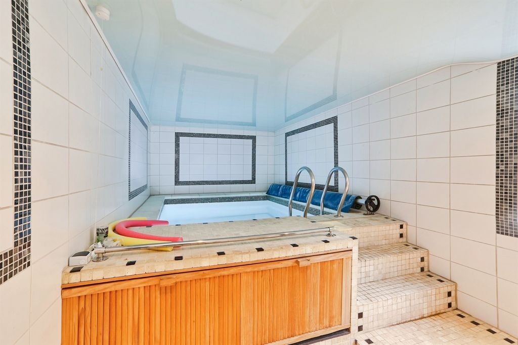 Property photo 2 of 21