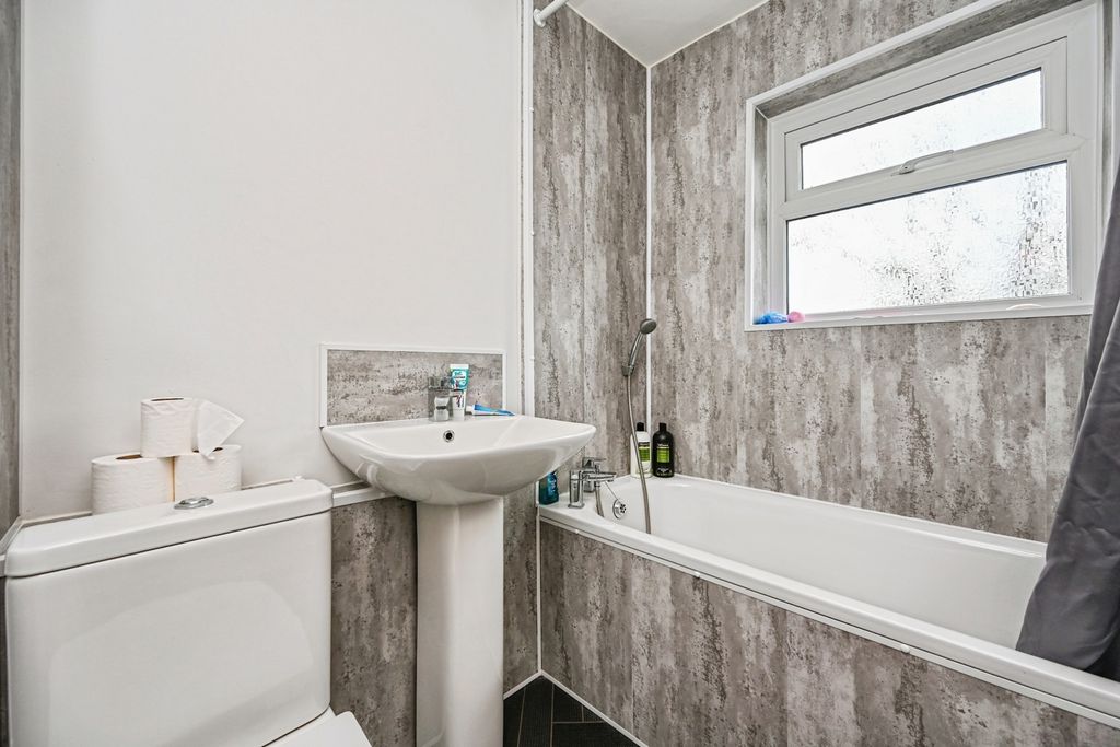 Property photo 3 of 11 Bathroom W/C