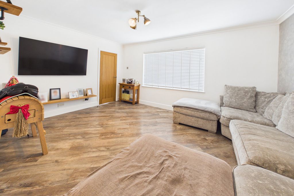 Property photo 2 of 23