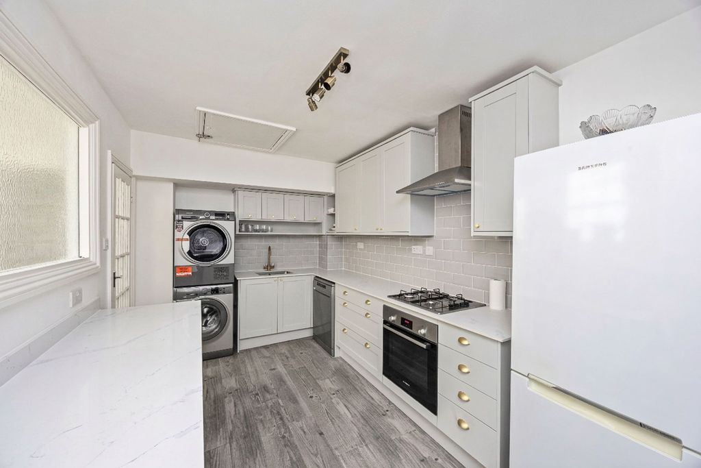 Property photo 3 of 31