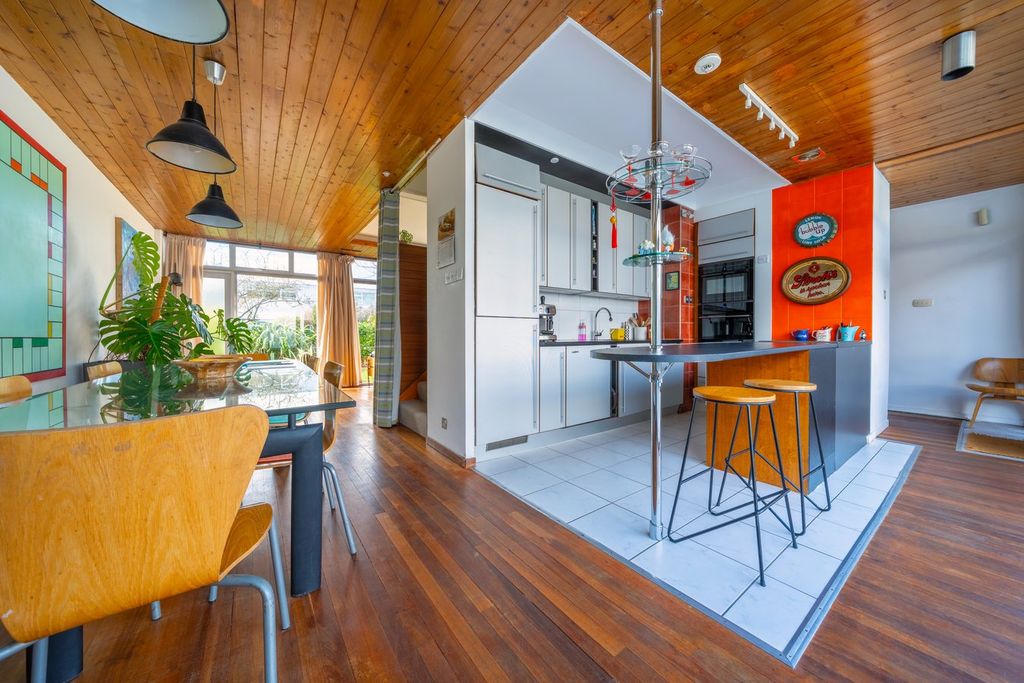 Property photo 2 of 27