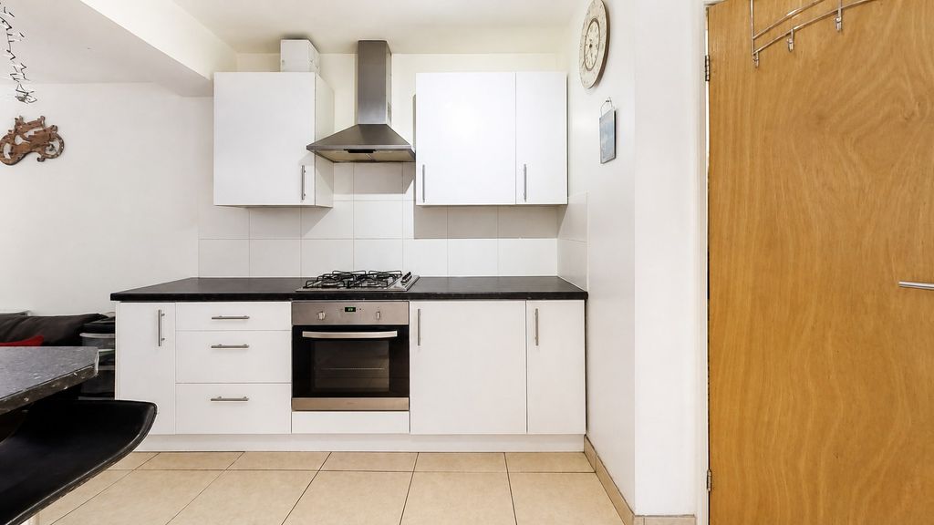 Property photo 1 of 9 Approach