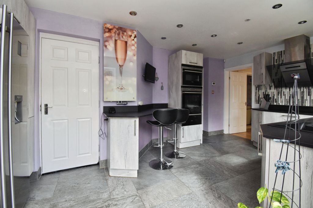 Property photo 3 of 20 Kitchen Breakfast Room