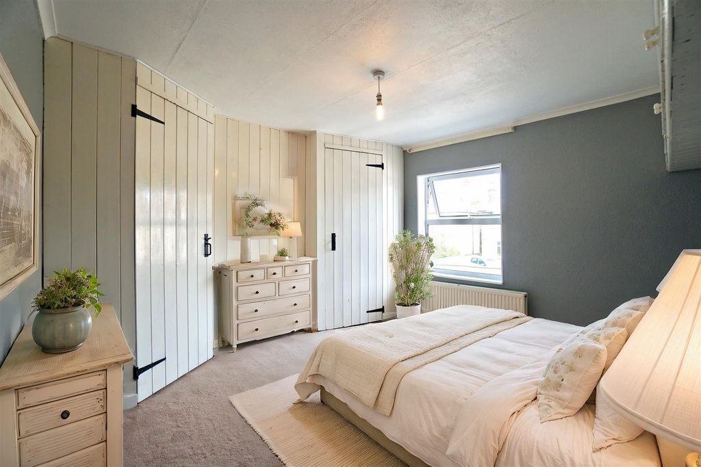 Property photo 3 of 11 Bedroom