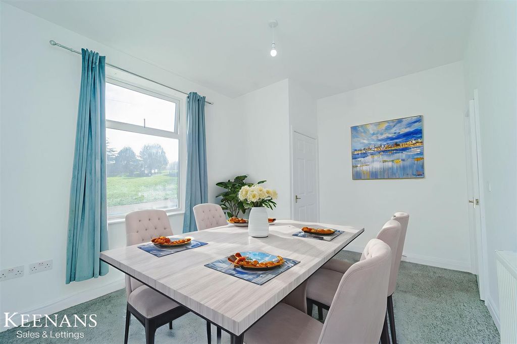 Property photo 2 of 18 Dsc09278 - Dining Room - Standard - 2.Jpg