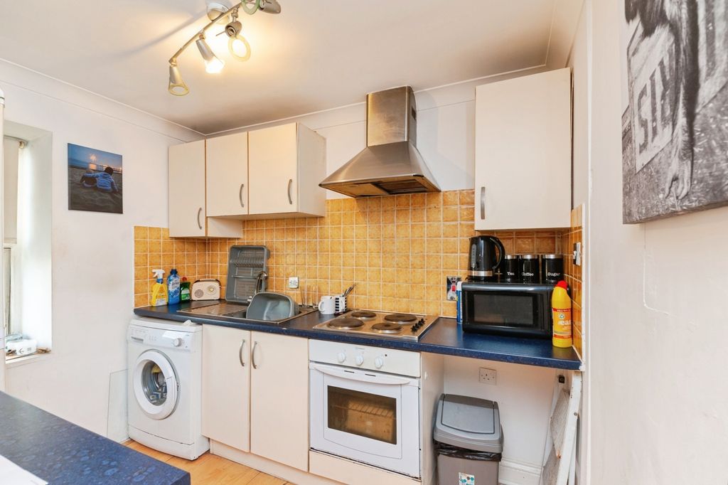 Property photo 2 of 8 Kitchen