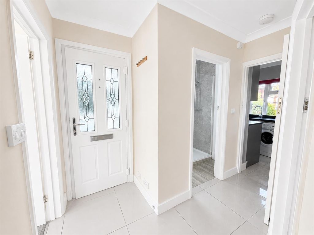 Property photo 2 of 11 Entrance Hall